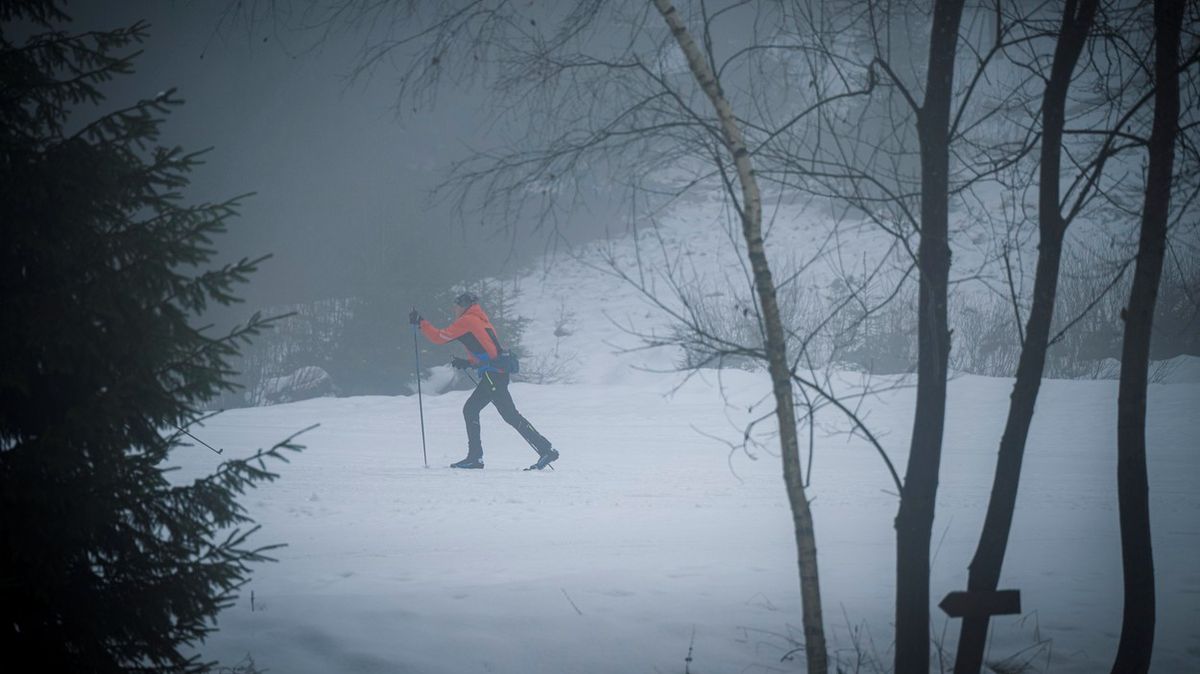 Parkoviště v Bedřichově zaplavili lyžaři, policie uzavřela příjezdy do města